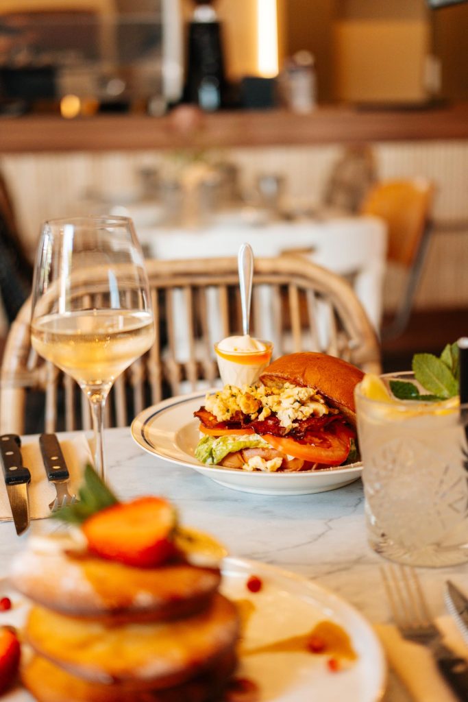 Gourmet hamburger met wijn en limonade in restaurant