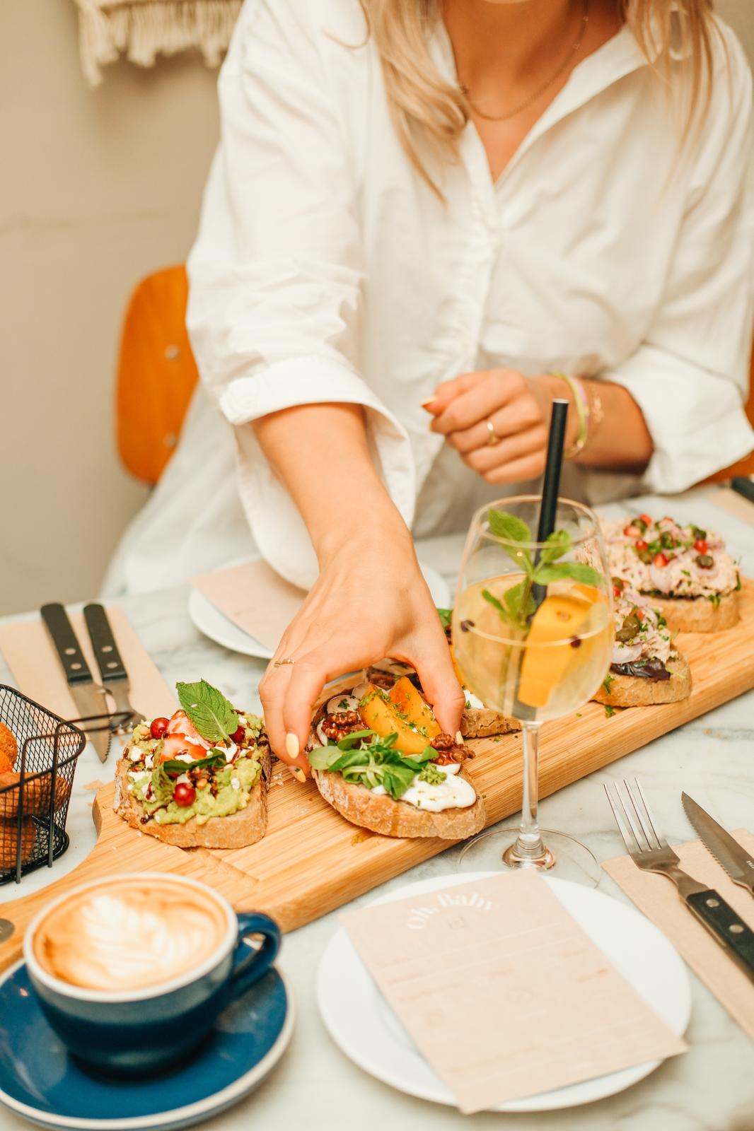 Ontbijt met bruschetta, koffie en fruitige drank.